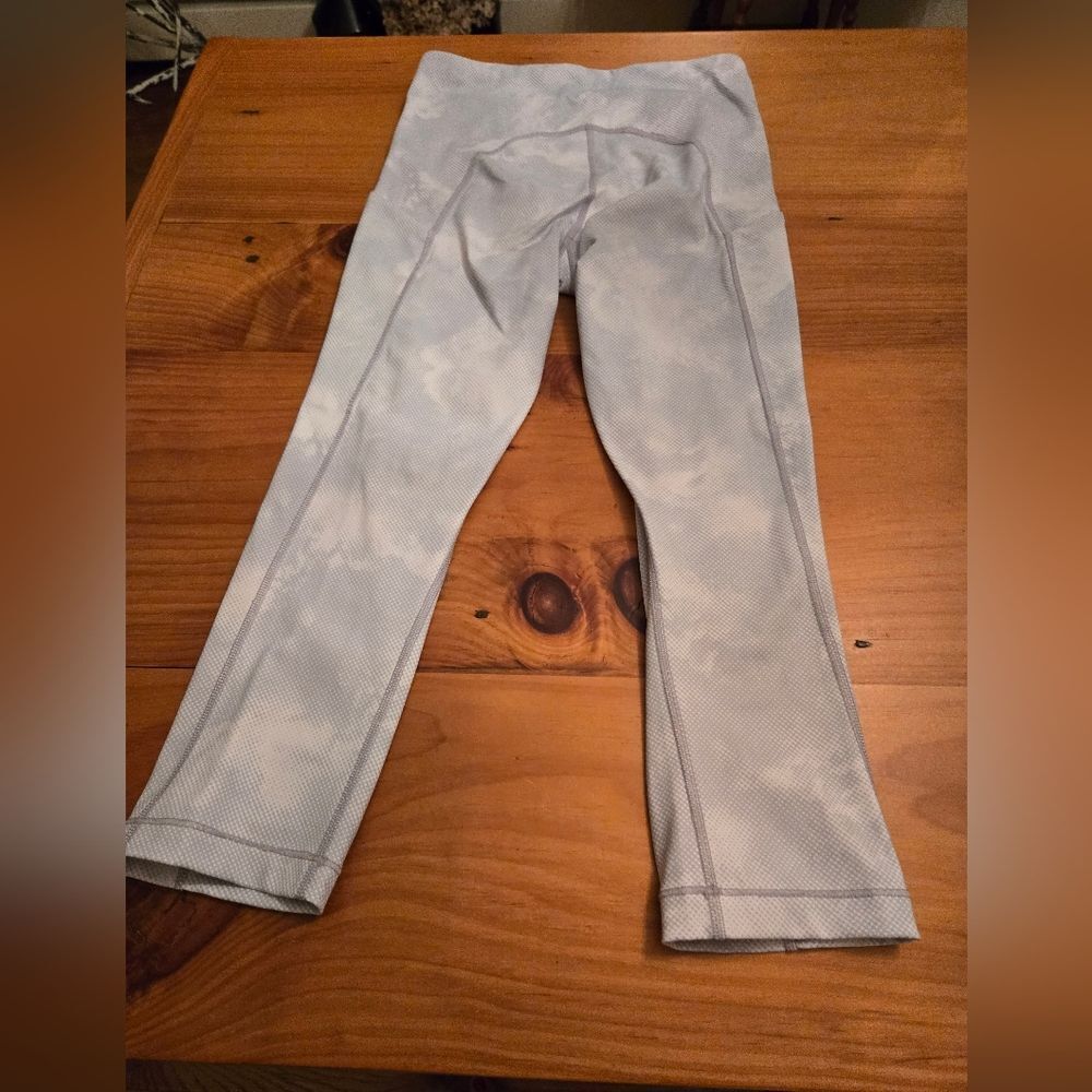 Athleta Bundle Light Gray Printed Capri Leggings … - image 8